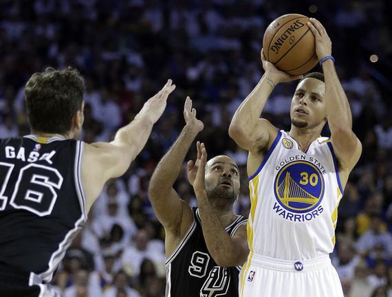  库里三分球14中9勇士大胜马刺  