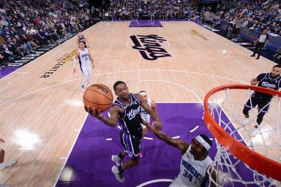  班凯罗全能表现征服全场，魔术击败活塞收获赛季第20胜