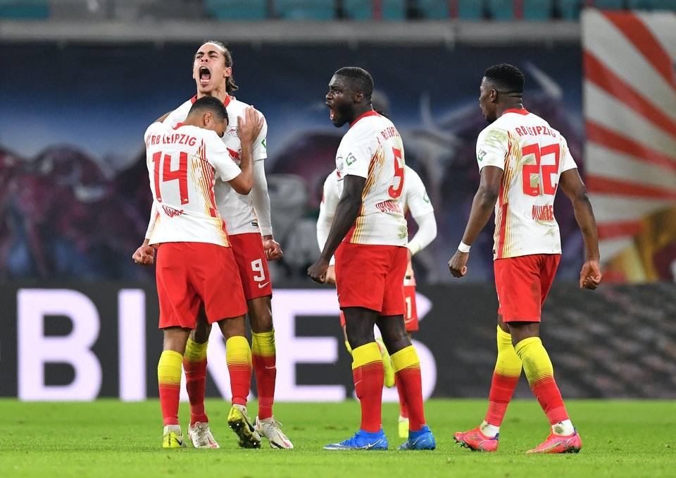  曼联双核连线建功止住联赛两连败颓势